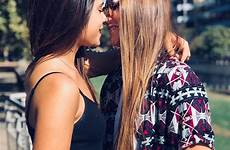 lesbianas besándose niñas