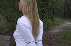 blonde outdoor im tied bound gefesselt handschellen draußen freien besuchen park steel just und