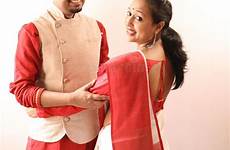 bengali assamese couple jovem bengalese sorriso sposata dressed índio sorridente casal casou vestido indù vestita coppia vestida sorrindo