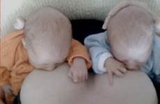 julie bowen modern family twins video breastfeeding huffpost breastfeeds double