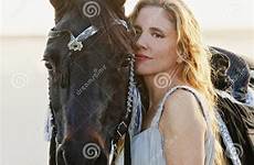 cheval paard femme cavalo cavallo pferd medievale
