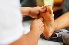 massaging massaggio voeten masseur aromatherapy behandeling kuuroord zorg masseren masaje cuidado masajista cuerpo masajes massaggiatore piedi massaggia piede stazione termale