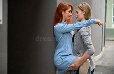 passionate lesbica giovani tenderly coppia hugging lgbt commune contro grigio aperto abbracciano teneramente muro appassionata comune