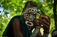ethiopia tribe tribes tribesmen suri naked ritual ethiopian women dangerous near discs fighting southern woman inserted lips clay bottom into