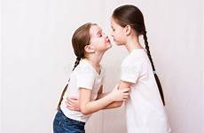 meeting baciano ragazze sorelle incontra due wanneer samenkomen twee kussen elkaar lesbianas