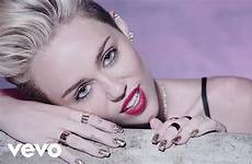 miley cyrus ball wrecking younghollywood bangerz ecco lawsuit sued infringement geschreven weiterlesen spetteguless popsugar spotern