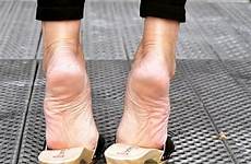 sexy pieds instagram sandales soles feet talons femme women mules zuecos pumps