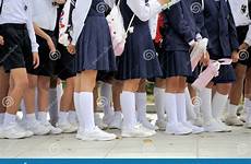 japonesas colegialas schoolgirls schoolgirl japanska skolflickor esperan línea väntar linje poserar turister unga med
