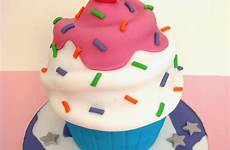 cupcake cake giant cupcakes cakes pan surprise taart birthday voor een butter hearts sugar visit first