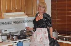 housewife stepford apron frauen housework feminized
