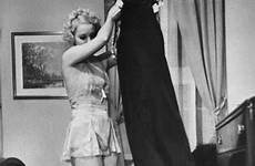 undress undressing burlesque uitkleden 1937 clair gilbert strippers fieggentrio husbands demonstrates disrobing ay kababaihan pagtuturo disrobe