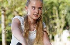 gaan zit rijden tien meisje fiets zonnige klaar om bicyclist