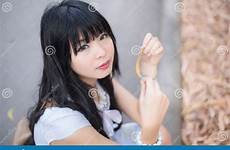 sta tailandese ragazza sveglia asciutta asiatica tenendo foglia facendo
