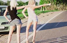 hitchhiking che cercano hacen atractivas colocan muchachas autostop fanno levano piedi