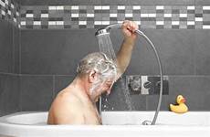elderly dementia banho showering handheld bathe seniors duschen helfen senior demenz getty pflege tomar depois combative showered headaches baden suffer