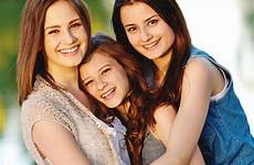 sisters photography daughter mom group sister mother poses daughters family photoshoot three