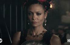 westworld thandie newton maeve giphy saloon hbo fanning posibilidad temporadas comfortable arrivo there
