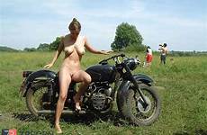moto nue femme sur