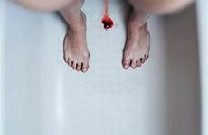 period bleeding blut menstrual fliessen womb endometriosis metro diseases bias heisst schluss tampons bathtub