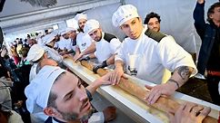 Des Boulangers Français Battent Le Record De La Plus Longue Baguette Du Monde