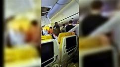 Singapore Airlines, i passeggeri feriti portati fuori dall'aereo