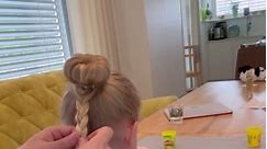 Mithilfe eines „Donuts“ zum perfekten Dutt. 😅Dieser Dutt gefällt unserer Tochter sehr und ist ganz schnell gezaubert.#dutt #papaundtochter #papasmädchen #mädchenpapa #frisur #duttfrisur #tutorial #blond #langehaare #regenbogenfamilie #flechtfrisur #flechtfrisur #bun #lebenmitkindern #gaydad #papasein #eltern #haareschön #frisurenanleitung #frisurentrends #hairstyle #hairtutorial #gayswithkids #gayfamily #liebe #stolzerpapa