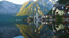 Idyllic Hallstatt mit Spiegelung im See Wasser - old town, Austria. Big Panorama - 4K Video.