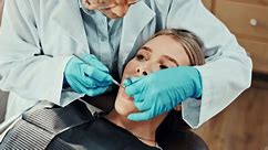 Femme, dentiste, chirurgie ou nettoyage pour soins dentaires, hygiène buccale et implants dentaires. Patient, orthodontiste et procédure pour les placages, le blanchiment des dents et la thérapie par canal racinaire ou le remplissage de la chaise