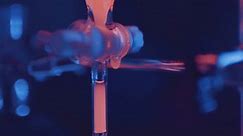 빛나는 액체를 붓는 과학 실험 화학 시험관 실험.