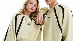 adidas Originals – Unisex-Basketball-Sweatshirt in Sandbeige mit Dreiblatt-Logo | ASOS