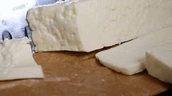 fromage salé doux à base de lait de vache, gros plan d'un morceau de fromage blanc caucasien doux à base de lait