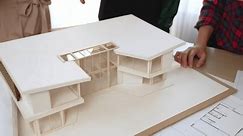 建築機器を使用したホームデザイナー顧客やクライアントと一緒に建築家のモデル設計サンプルをレビューして測定しますオフィスでプロジェクトを監督します。急増