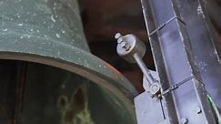 Venise, Italie. 27 avril 2024. Sonnette de cloche du Campanile Saint-Marc à Venise, Italie. De grosses cloches à l'intérieur du beffroi. Vue rapprochée de l'ancienne cloche en bronze ou en cuivre sur la sonnerie du haut de la tour.