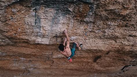 Doubts crept up in him as to whether he could climb the route at all and whether he should give it up. Perfecto Mundo | Bergsteigen.com