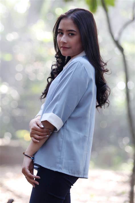 Prilly latuconsina (born 15 october 1996) is an indonesian actress, host, and singer. Kalahkan Raisa, Syahrini Dan Fatin, Kemenangan Prilly ...