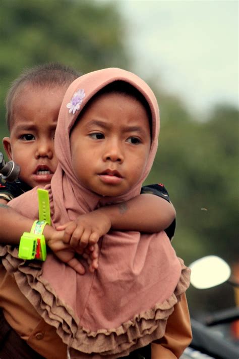 Pesatnya penggunaan media sosial telah memengaruhi cara berpikir kita terhadap teman, kenalan, serta orang asing. Makalah Tentang Interaksi Sosial