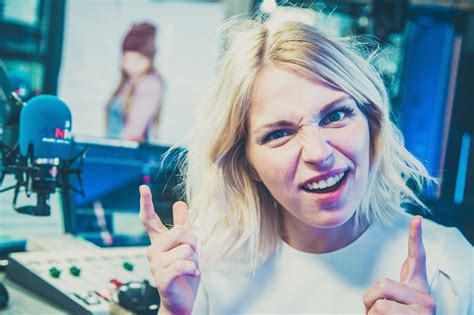 Het is ondertussen bijna anderhalf jaar geleden dat julie van den steen haar afscheid aankondigde bij radiozender mnm. Julie Van den Steen openhartig over moeilijke jeugd: "Ik ...