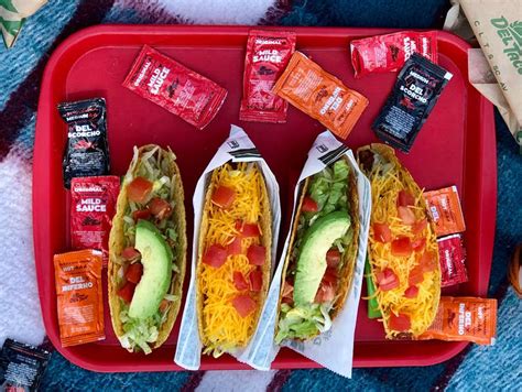 Taco bell on maailman johtava meksikolaistyylinen pikaruokaravintolabrändi. Free Del Taco Tacos: Del Taco Trolls Taco Bell With Same ...