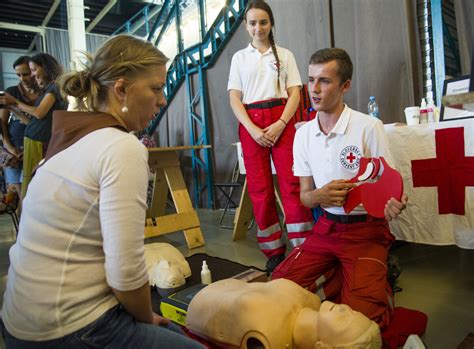 Tieto sú právne nezávislé, ale pracujú na základe spoločných zásad. Slovenský Červený kríž hľadá záchrancov života, chce si ...