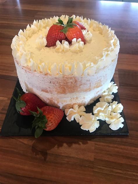 A sponge cake or other yellow cake filled with pastry cream and topped with chocolate fondant or confectioners' sugar. Baking With Newsgroup - Cream Sponge | NewsGroup