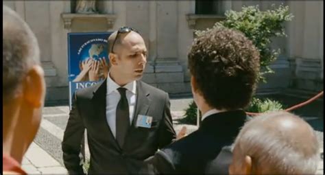 Quel buon diavolo di checco (checco zalone) sogna di fare il carabiniere, ma viene bocciato a ogni selezione. Che bella giornata di Checco Zalone domina il Box Office