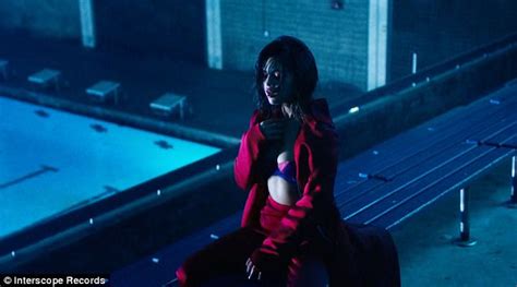 Wolves (оригинал selena gomez feat. Selena Gomez stuns in silk bra and wet hair for Wolves vid ...