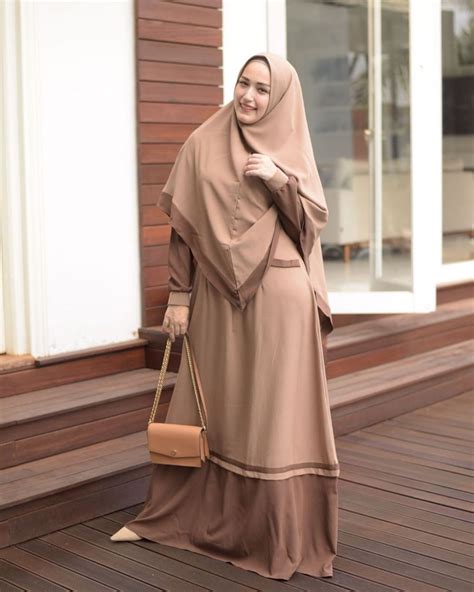 Jam tangan berwarna coklat juga masih dianggap cocok karena senada dengan kulit. Gamis Coklat Muda Cocok Dengan Jilbab Warna Apa - Model ...