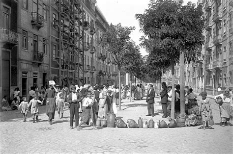 Fica a 300m da rua morais soares, via comercial de grande fluxo. Lisboa de Antigamente: A bicha dos sedentos num chafariz ...