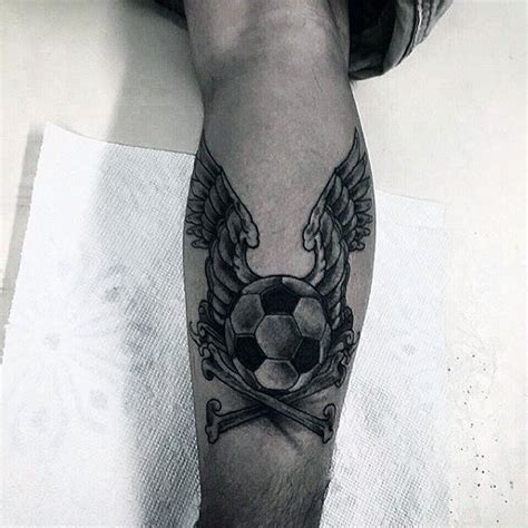 Paulo got a tattoo of a football with a crown on his left calf. 87 Tätowierungen von Fußball (mit Bedeutung)