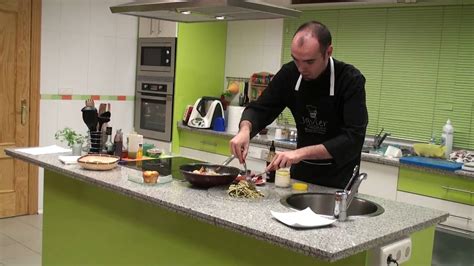 ¿has hecho algún curso intensivo y buscas escuelas de cocina en barcelona para iniciarte, reciclarte o adquirir. Javier Vilchez emplatando nidos de pasta con gambas ...