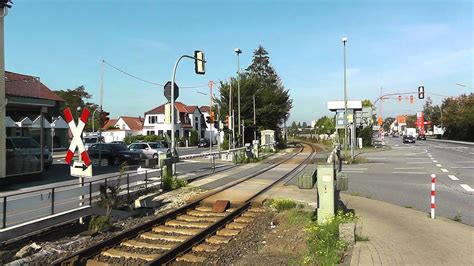 Schlag), in österreich ein schranken, in der schweiz eine barriere, ist eine bauliche vorrichtung zum sperren eines weges, die aus einer beweglichen stange auf ein bis zwei stützen besteht. Alter Bahnübergang mit 8 Schranken Schrankenpostenposten 8 ...