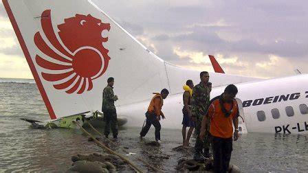 Kapten eko berkata, mereka membuat rondaan itu selepas menerima aduan daripada nelayan yang terdengar bunyi letupan seperti guruh yang kuat. buatbest: Kapal Terbang Lion Air Terhempas Di Laut Bali ...