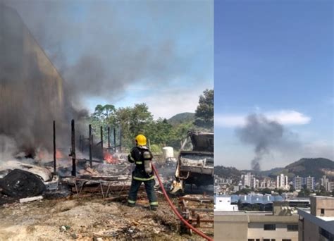 O fogo começou na parte de trás do prédio, que, atualmente, abrigava cinco famílias. Galpão é atingido por incêndio hoje (25) em Tubarão - Notisul