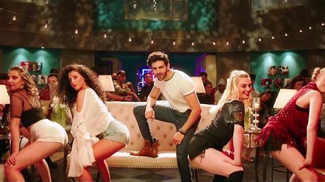 You know it's the bomb diggy diggy when we get jigyy let my piggyback ride on it all night long (all night) while i'm singing my song. Bom Diggy Diggy Lyrics - Sonu Ke Titu Ki Sweety - Zack Knight